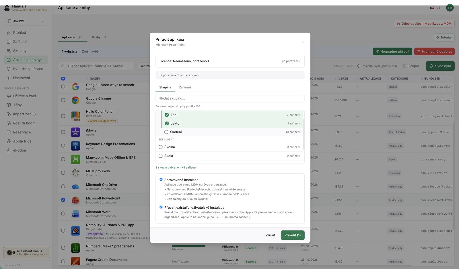 Dialóg Priradiť aplikáciu v Hanus.ai pre Microsoft PowerPoint: Licencie Neobmedzené, priradené 1, po priradení 9; vybrané skupiny iPadov Žiaci a Lektor, voľby Spravovaná inštalácia a Prevziať existujúce používateľské inštalácie (snímka z českej verzie konzoly)